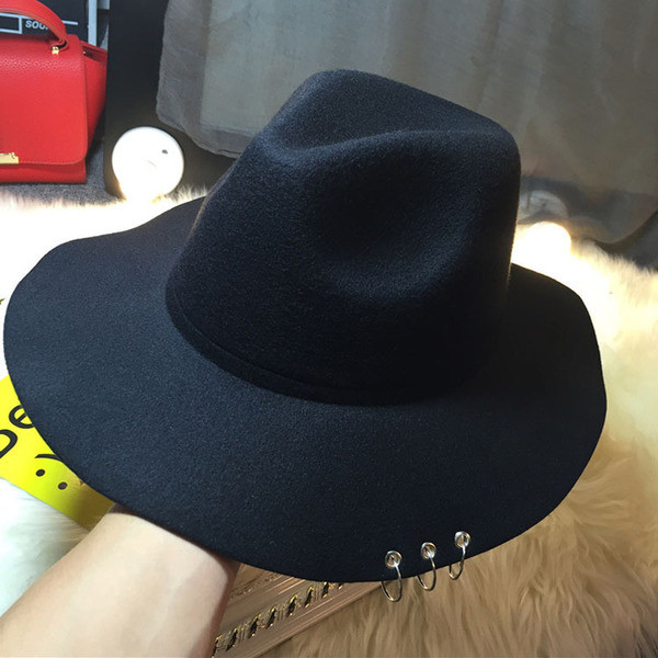 Palarie moderna de iarna in mai multe culori cu inele metalice