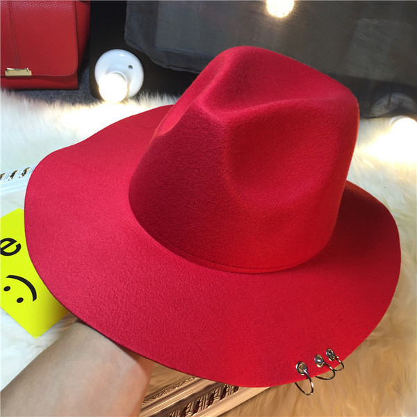 Palarie moderna de iarna in mai multe culori cu inele metalice