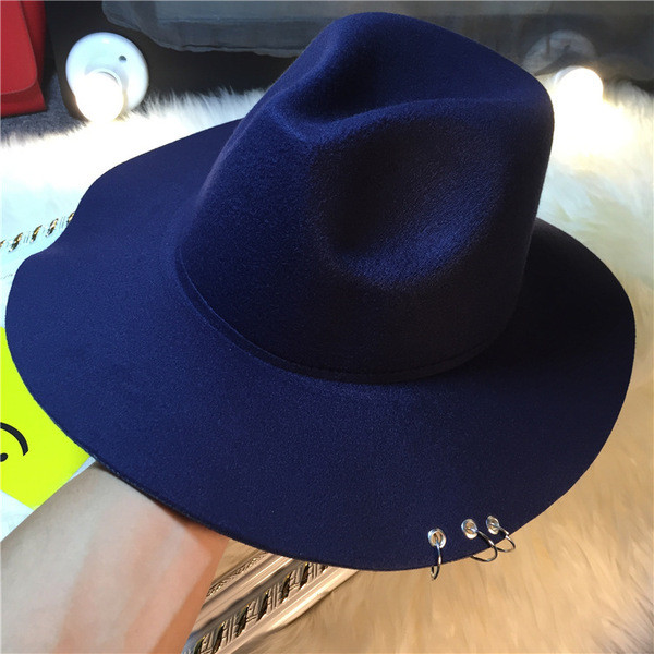 Palarie moderna de iarna in mai multe culori cu inele metalice