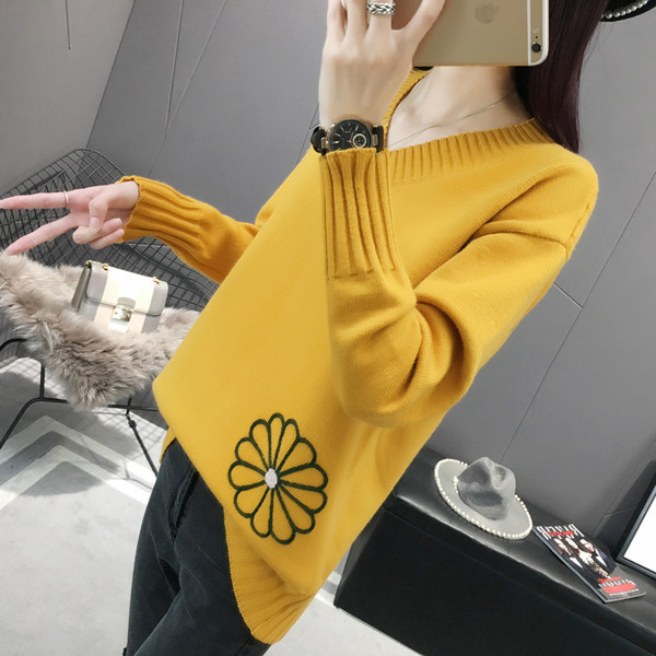 Pulover de dama cu broderie in trei culori