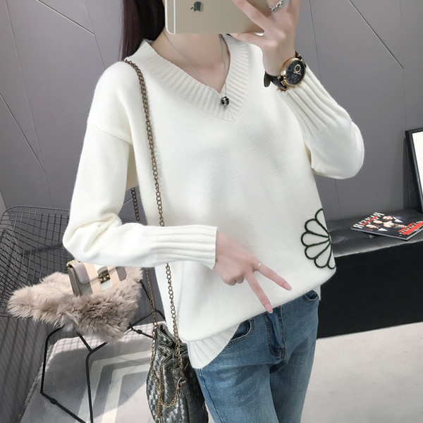 Pulover de dama cu broderie in trei culori