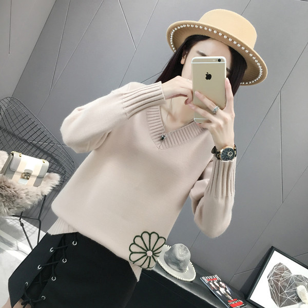 Pulover de dama cu broderie in trei culori