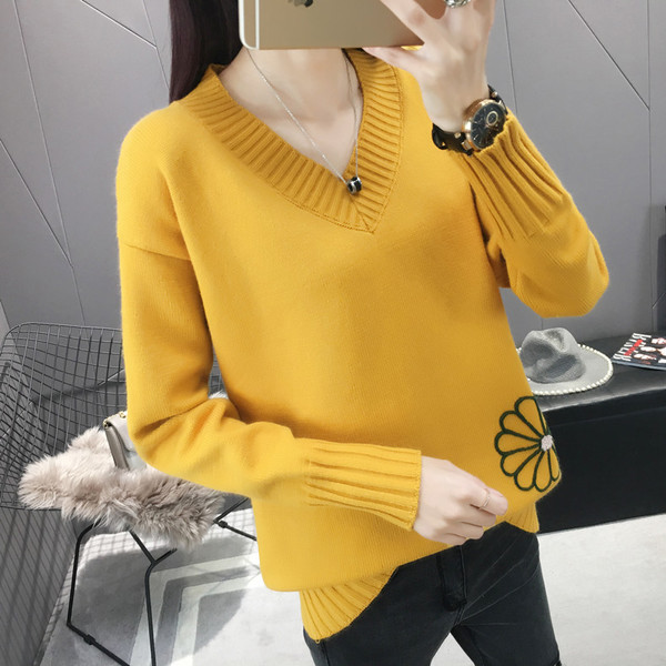 Pulover de dama cu broderie in trei culori