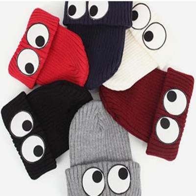 Модерна зимна шапка в няколко цвята с апликация