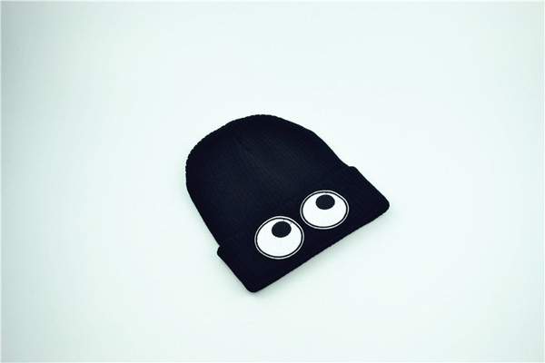 Модерна зимна шапка в няколко цвята с апликация