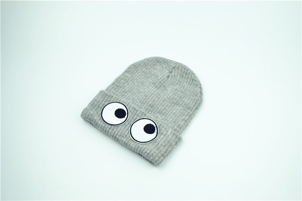 Модерна зимна шапка в няколко цвята с апликация