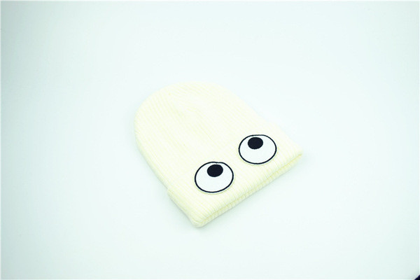 Модерна зимна шапка в няколко цвята с апликация