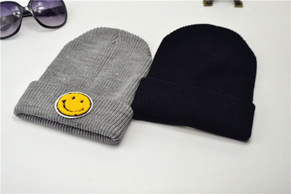 Palarie casual dama cu emblema in gri si negru