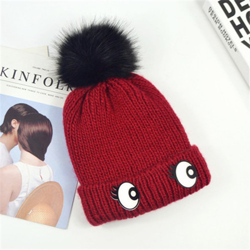 Palarie dama in mai multe culori cu puf si decor