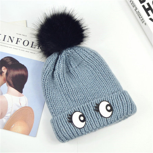 Palarie dama in mai multe culori cu puf si decor