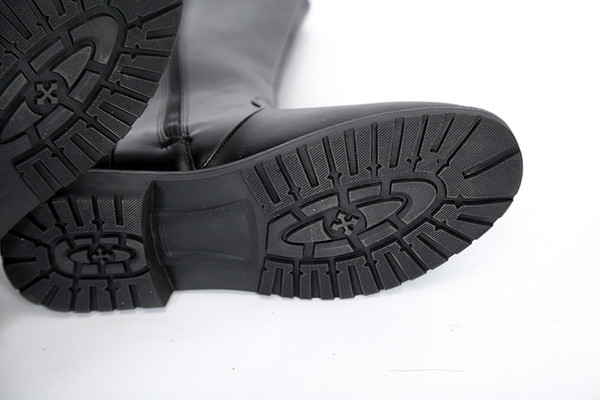 Cizme din piele de culoare neagra din piele ecologica potrivite pentru barbati si femei