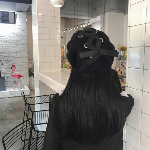 Palarie moderna de dama de culoare neagra cu cravate incrucisate