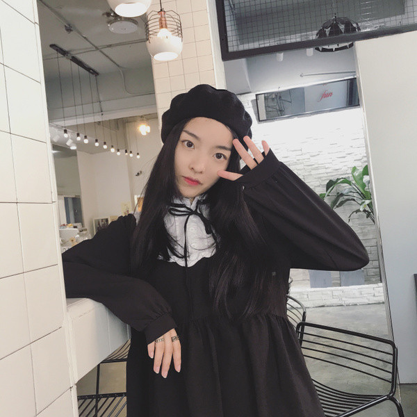 Palarie moderna de dama de culoare neagra cu cravate incrucisate