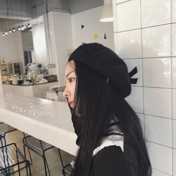 Palarie moderna de dama de culoare neagra cu cravate incrucisate