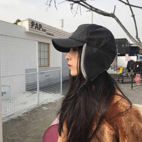 Зимна шапка с козирка в няколко цвята подходяща за мъже и жени