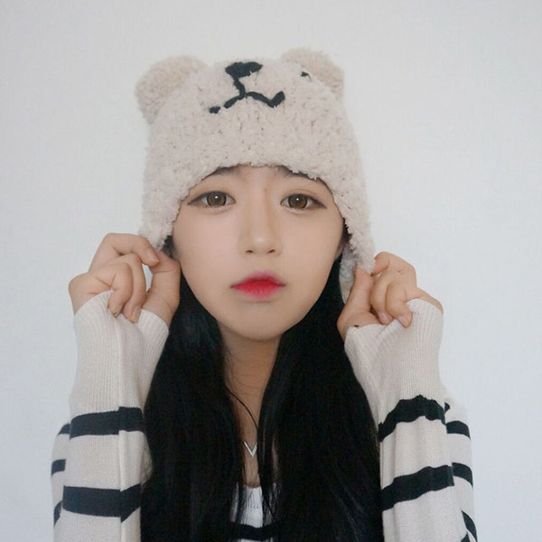 Дамска шапка с 3D декорация и бродерия в три цвята