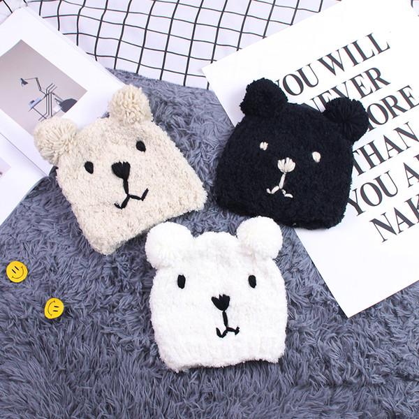 Дамска шапка с 3D декорация и бродерия в три цвята