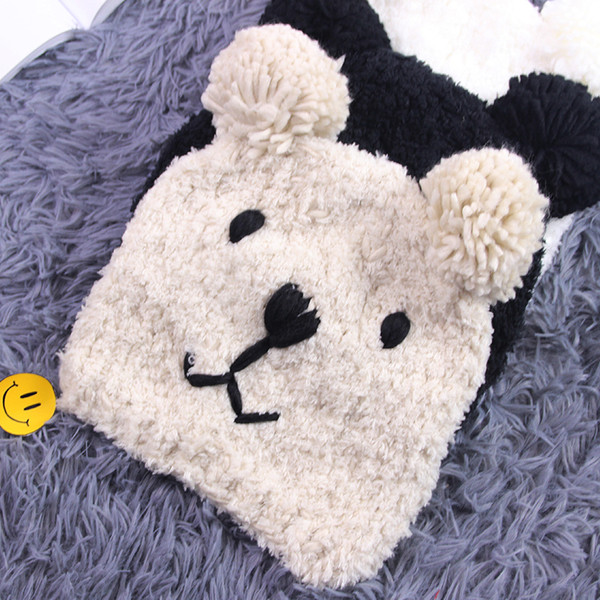 Дамска шапка с 3D декорация и бродерия в три цвята