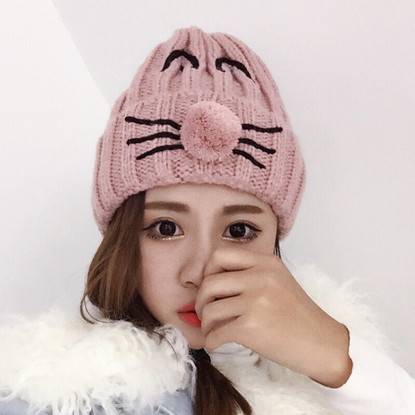 Ежедневна дамска шапка в няколко цвята с бродерия и 3D елемент