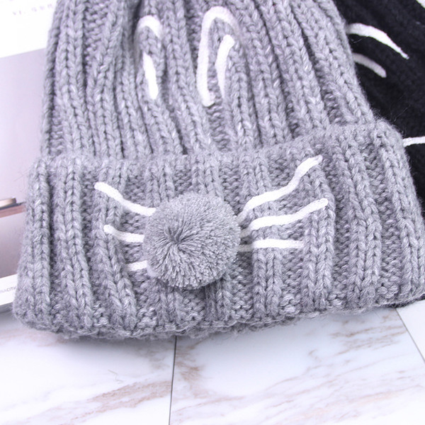 Ежедневна дамска шапка в няколко цвята с бродерия и 3D елемент