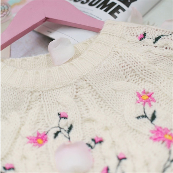 Pulover de dama cu broderie in alb