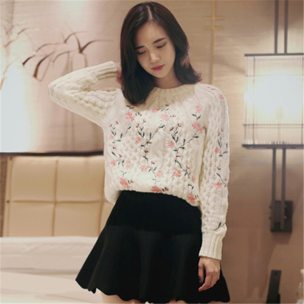 Pulover de dama cu broderie in alb