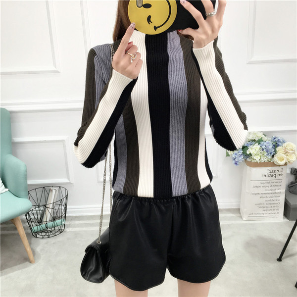 Pulover de dama cu decolteu O