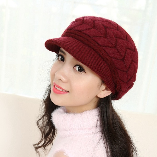 Зимна дамска шапка с козирка в няколко цвята