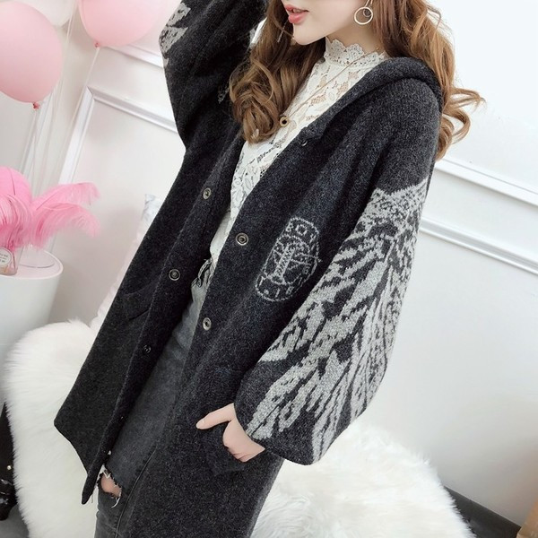 Vesta de iarna de dama cu gluga si broderie colorata - un model lung intr-o culoare inchisa