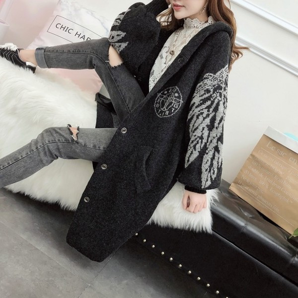 Vesta de iarna de dama cu gluga si broderie colorata - un model lung intr-o culoare inchisa