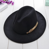 Дамска шапка с метална декорация в няколко цвята