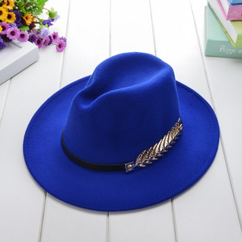 Дамска шапка с метална декорация в няколко цвята