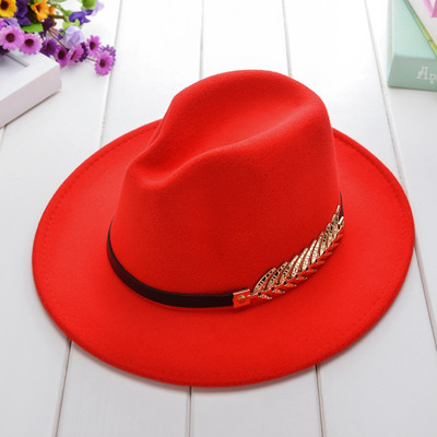 Дамска шапка с метална декорация в няколко цвята