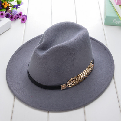 Дамска шапка с метална декорация в няколко цвята