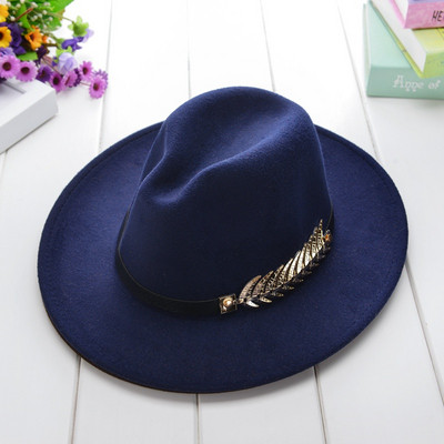 Дамска шапка с метална декорация в няколко цвята