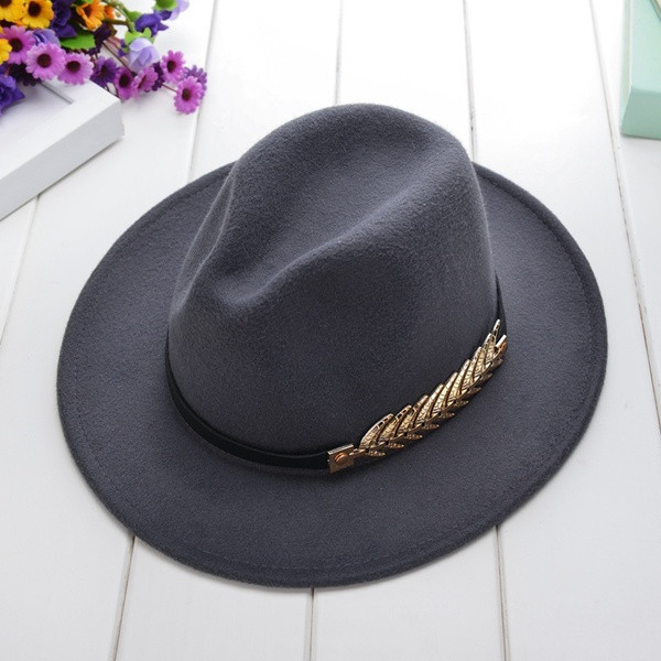 Дамска шапка с метална декорация в няколко цвята