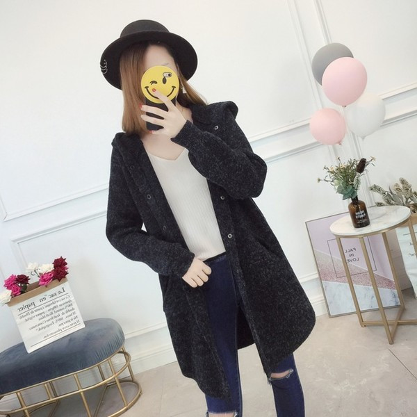 Плътна дамска жилетка с качулка и цветна бродерия в тъмен цвят 