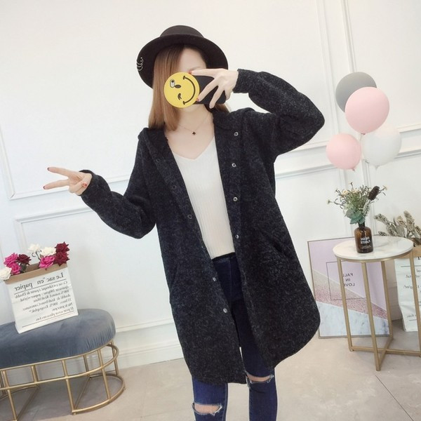 Плътна дамска жилетка с качулка и цветна бродерия в тъмен цвят 