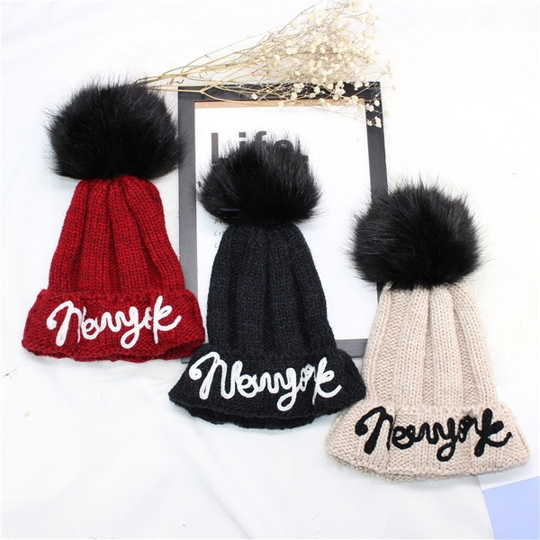Дамска шапка с надпис и пух в няколко цвята