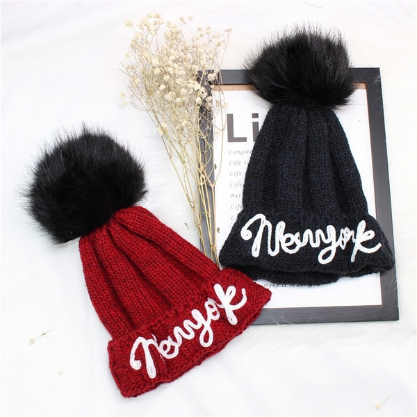 Дамска шапка с надпис и пух в няколко цвята