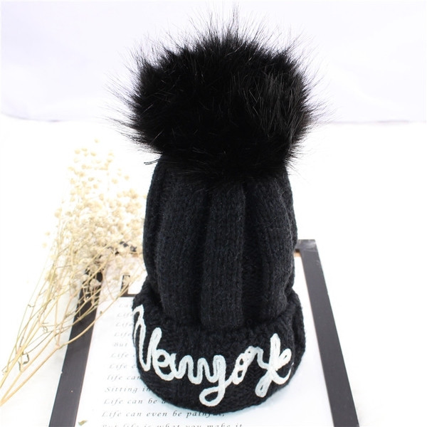 Дамска шапка с надпис и пух в няколко цвята