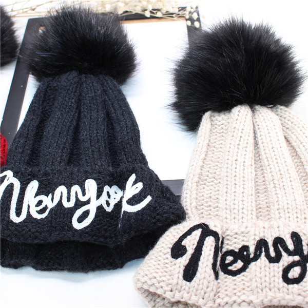 Дамска шапка с надпис и пух в няколко цвята