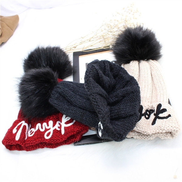 Дамска шапка с надпис и пух в няколко цвята