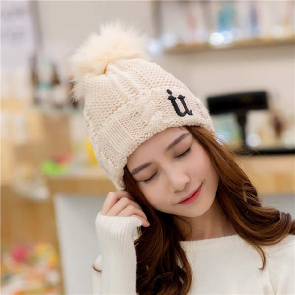 Зимна дамска шапка с пух и бродерия в няколко цвята