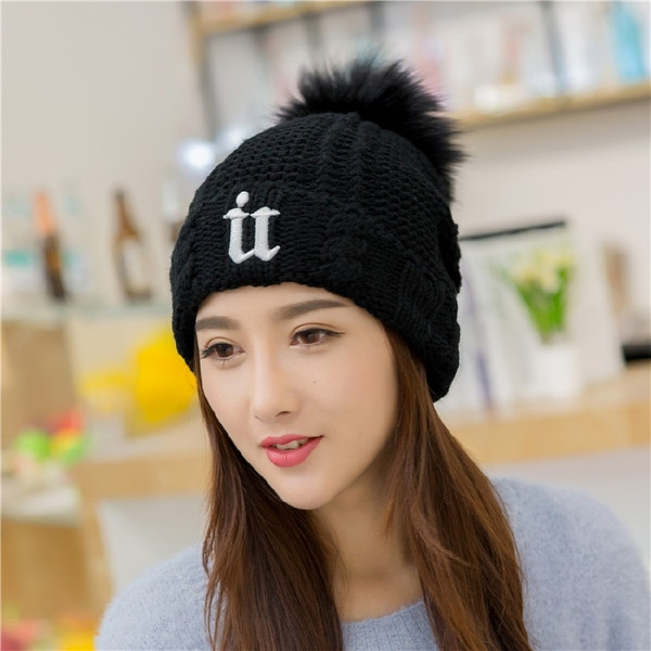 Зимна дамска шапка с пух и бродерия в няколко цвята