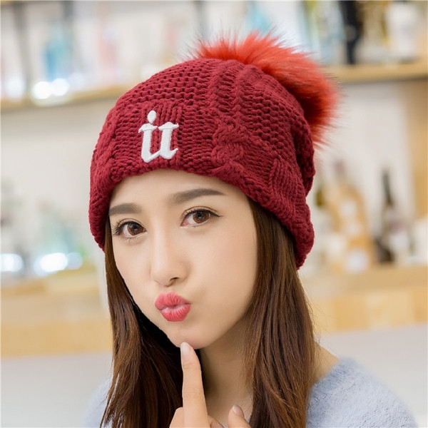 Зимна дамска шапка с пух и бродерия в няколко цвята