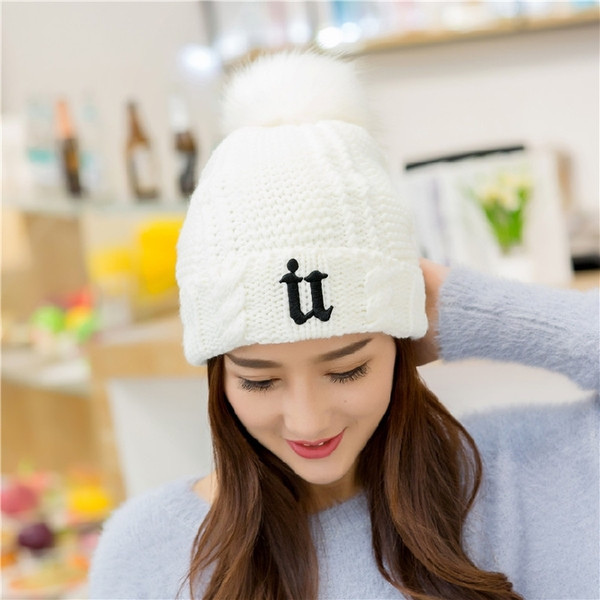 Зимна дамска шапка с пух и бродерия в няколко цвята