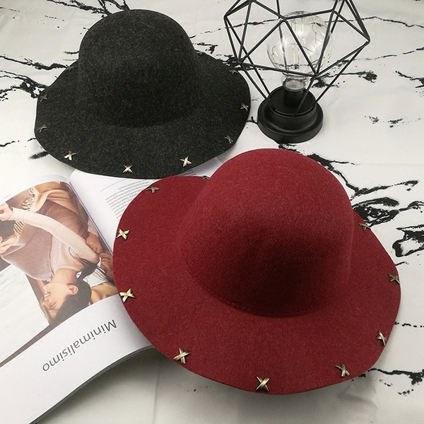 Дамска стилна шапка с метални елементи в няколко цвята