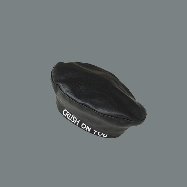 Pălărie de damă modernă din piele ecologică cu inscripție în negru și roșu