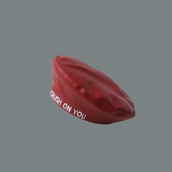 Pălărie de damă modernă din piele ecologică cu inscripție în negru și roșu